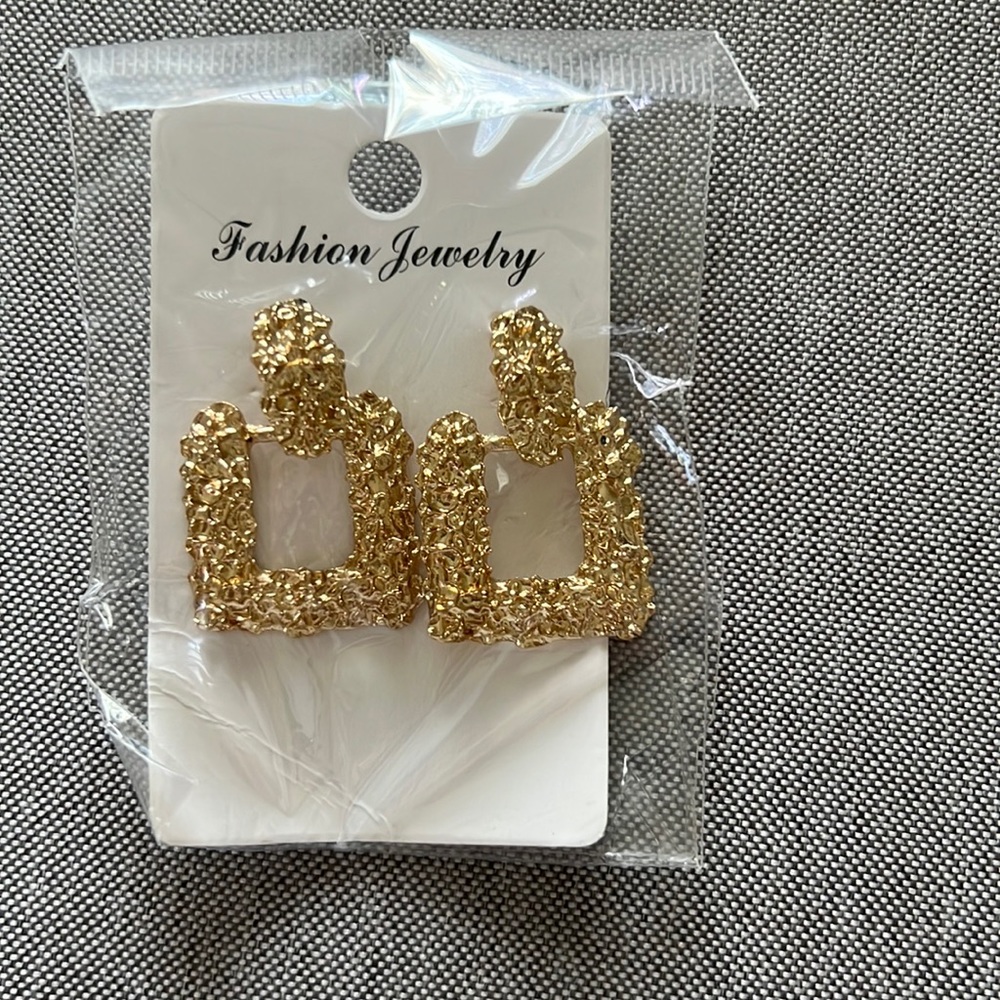 Lovely stud earrings with hanging square piece. Beautiful detailing.